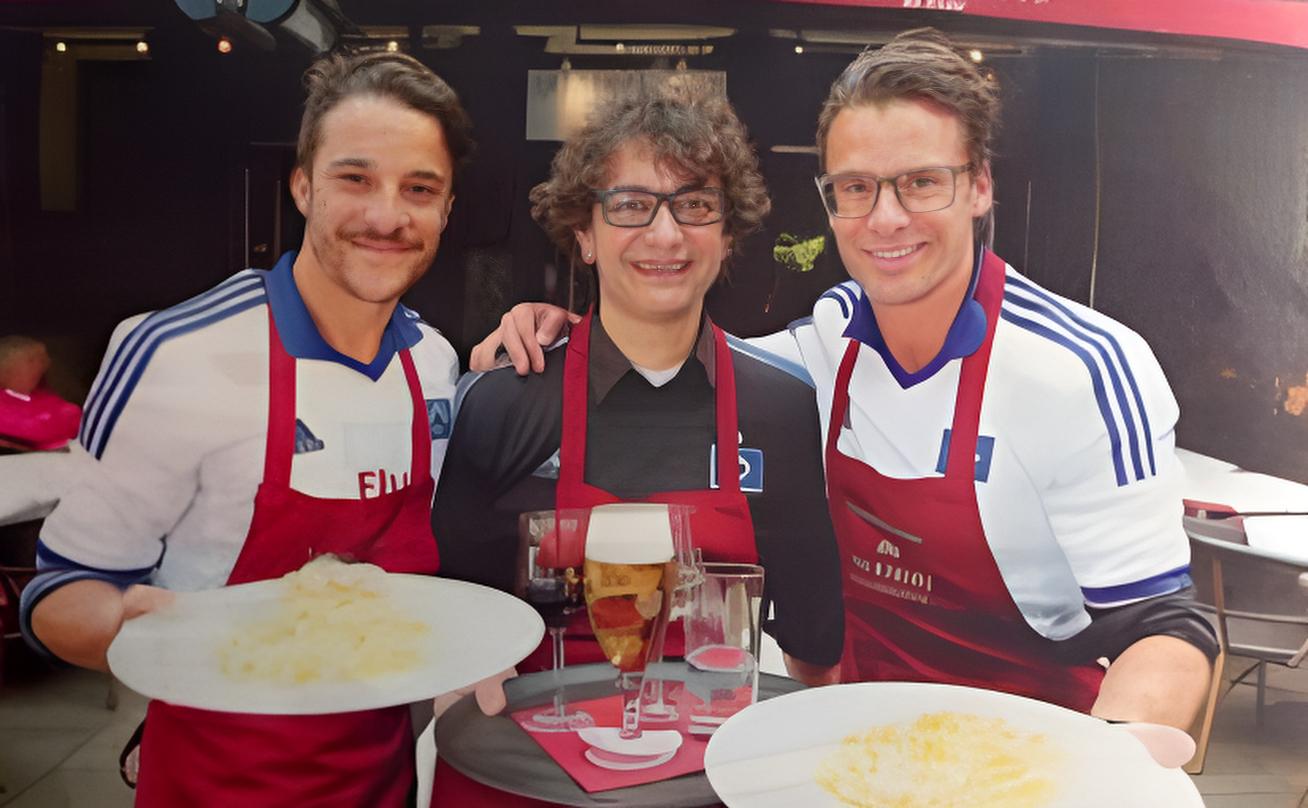 Enzo mit HSV-Spielern